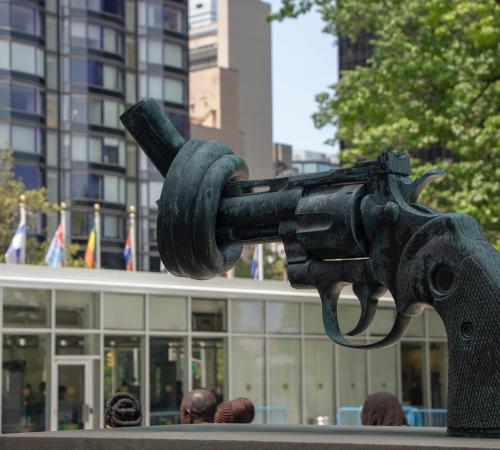Knotted gun sculpture at the United Nations.